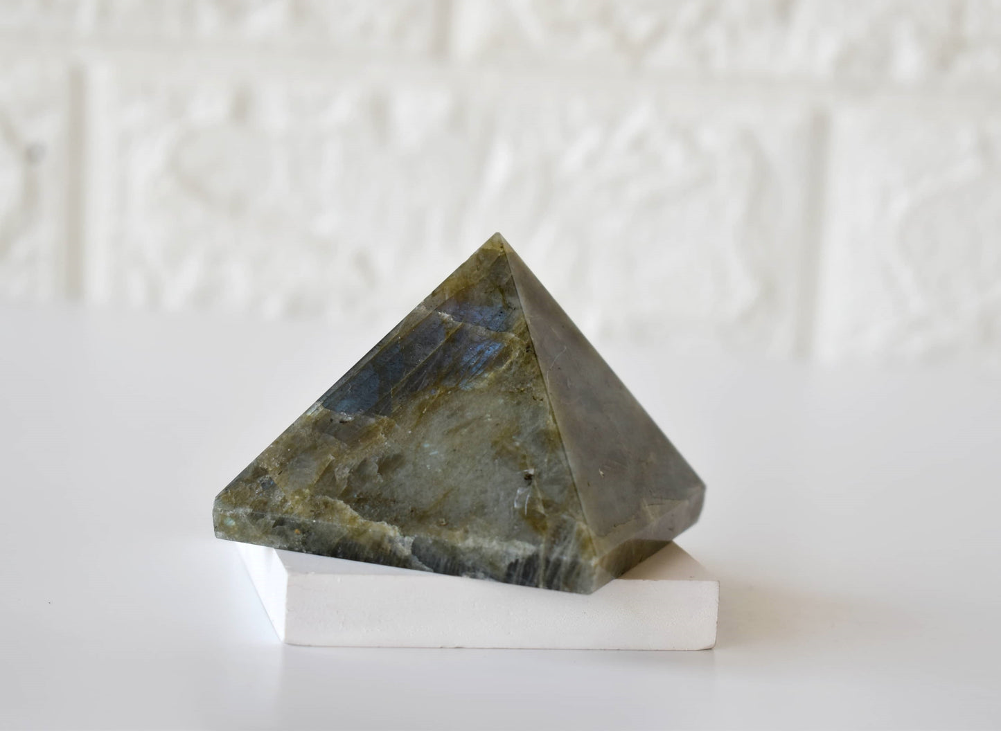 1Kg Labradorite Crystal Pyramid (2 inches)