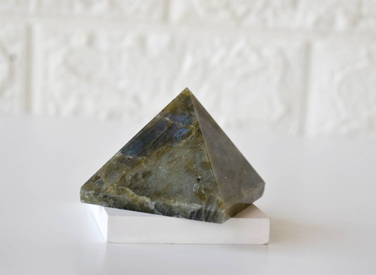 1Kg Labradorite Crystal Pyramid (2 inches)