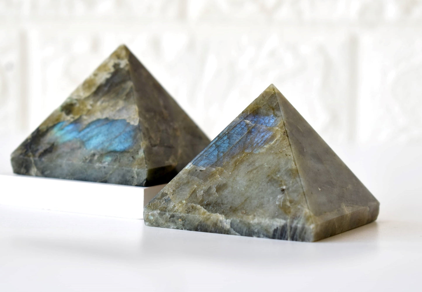 1Kg Labradorite Crystal Pyramid (2 inches)