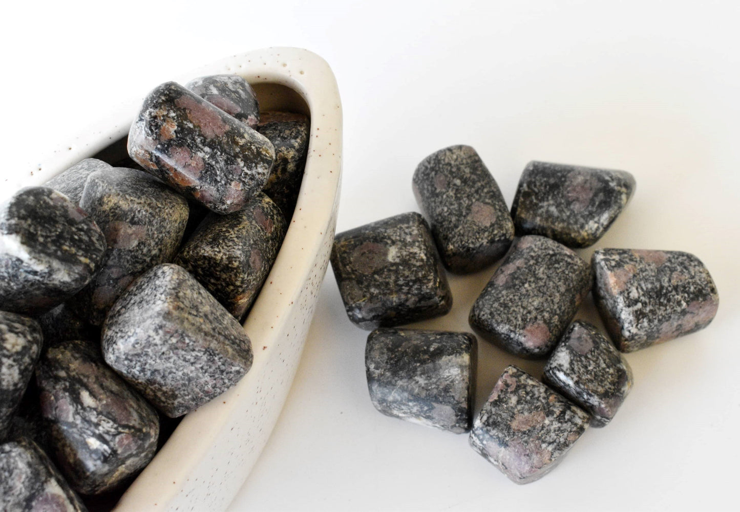 1Kg Spinelle Matrix Tumbled Stones